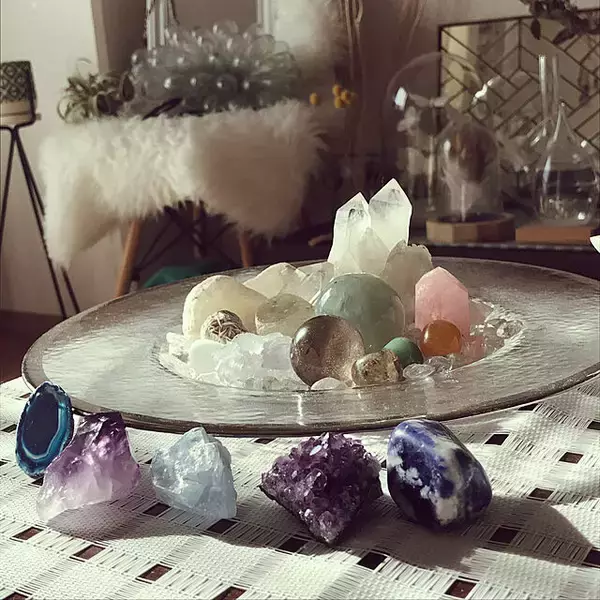 「美しさも面白さも楽しめる！鉱物があるお部屋の実例10選」の画像