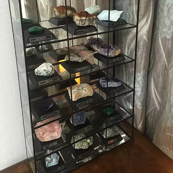 「美しさも面白さも楽しめる！鉱物があるお部屋の実例10選」の画像