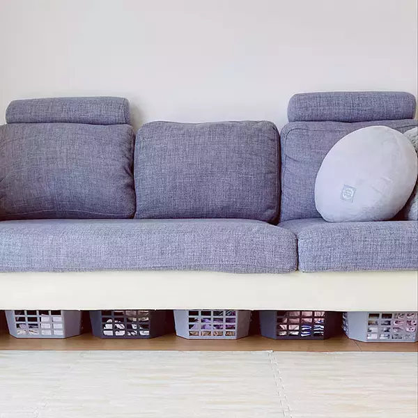 「もっと快適なスペースに♪ソファまわりを充実させるダイソーのアイテム」の画像