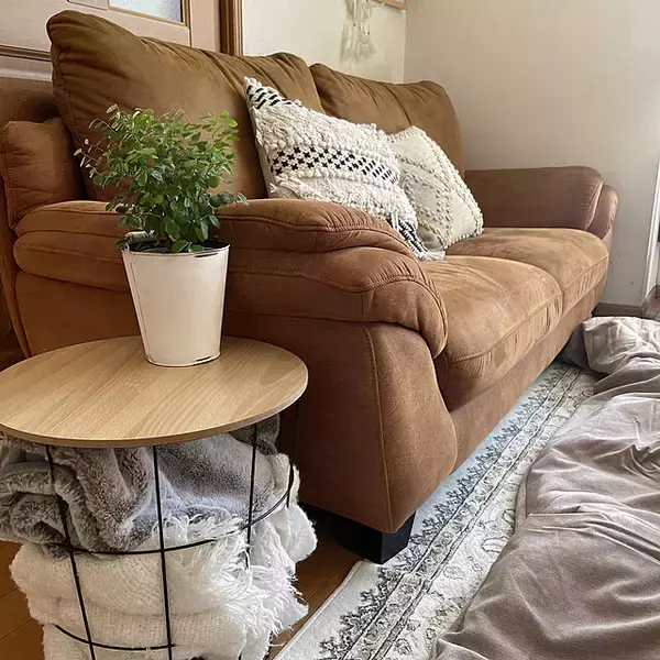 「もっと快適なスペースに♪ソファまわりを充実させるダイソーのアイテム」の画像