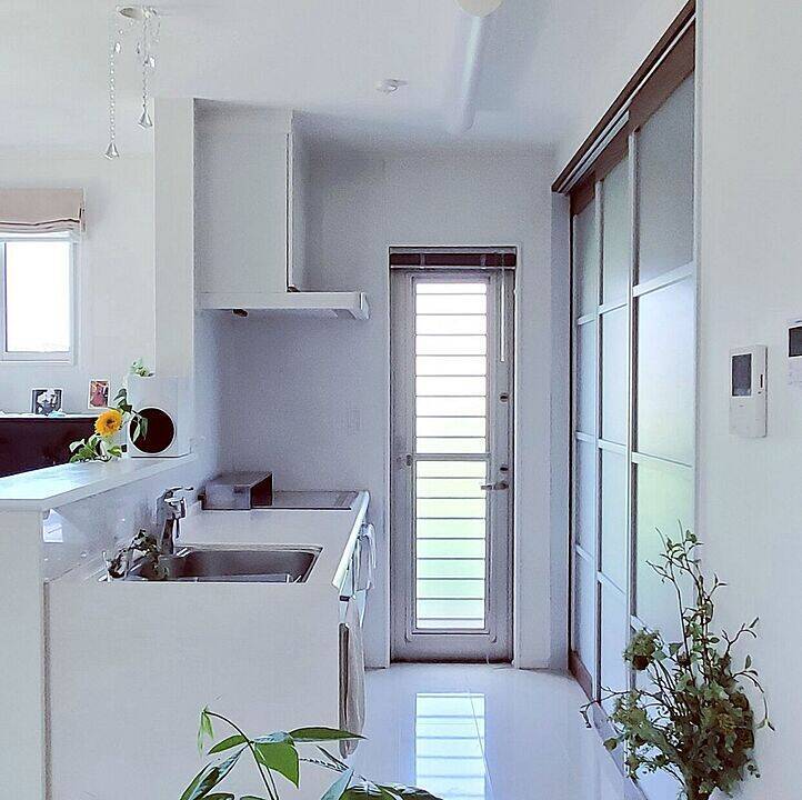 「全面扉で生活感を隠す！白く明るい空間に溶け込むキッチン」 by hiromimimiさん