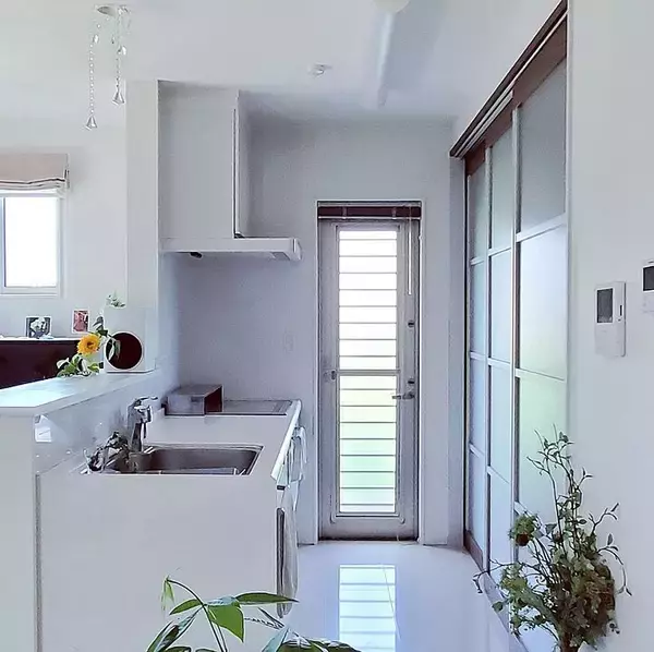 「「全面扉で生活感を隠す！白く明るい空間に溶け込むキッチン」 by hiromimimiさん」の画像