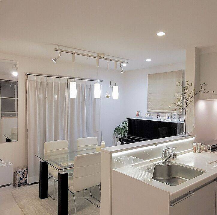 「全面扉で生活感を隠す！白く明るい空間に溶け込むキッチン」 by hiromimimiさん