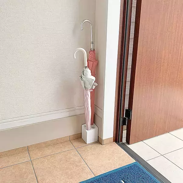 「傘の収納にお悩みの方必見！省スペースにすっきりとおさまる傘収納のアイデア6選」の画像