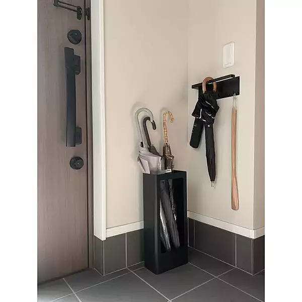 「傘の収納にお悩みの方必見！省スペースにすっきりとおさまる傘収納のアイデア6選」の画像