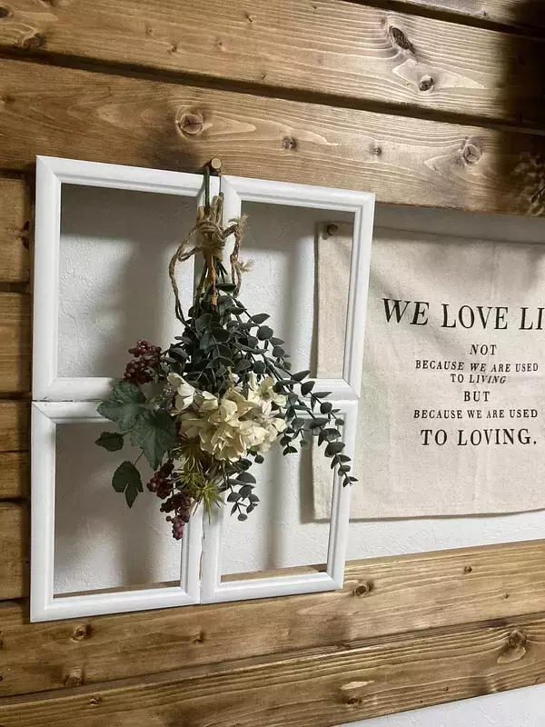 「「グルーガンで接着するだけでいい！超簡単な窓枠風のつくり方」 by anko.hibuさん」の画像