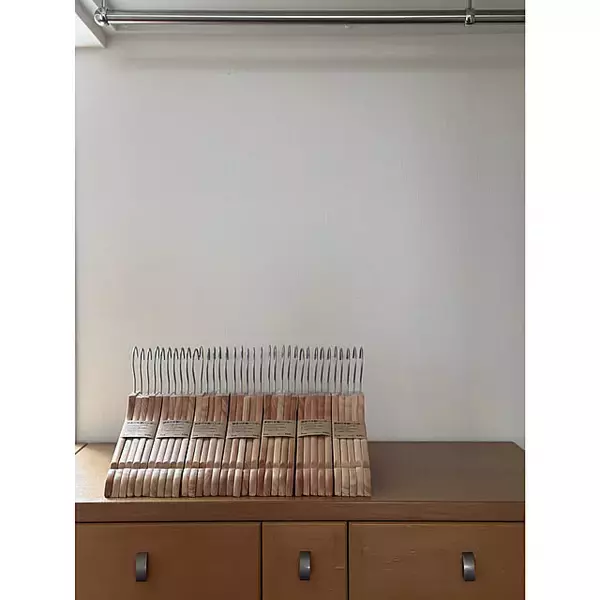 「収納にも洗濯干しにもシンプルだから使いやすい！無印良品のハンガーで暮らしを整える」の画像