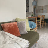 「季節の変わり目や気分転換におすすめ♪セリアのクッションカバーで楽しむ模様替えの実例6選」の画像1