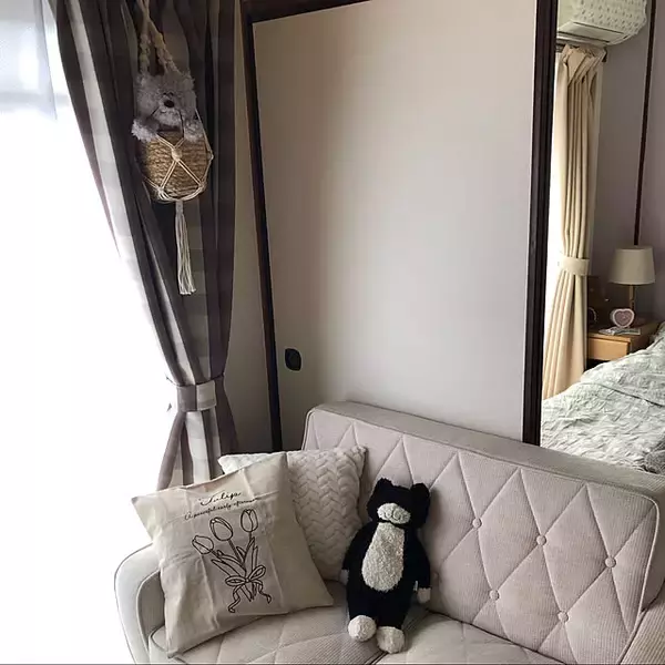 「季節の変わり目や気分転換におすすめ♪セリアのクッションカバーで楽しむ模様替えの実例6選」の画像