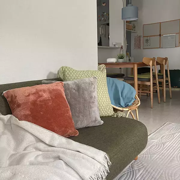 「季節の変わり目や気分転換におすすめ♪セリアのクッションカバーで楽しむ模様替えの実例6選」の画像