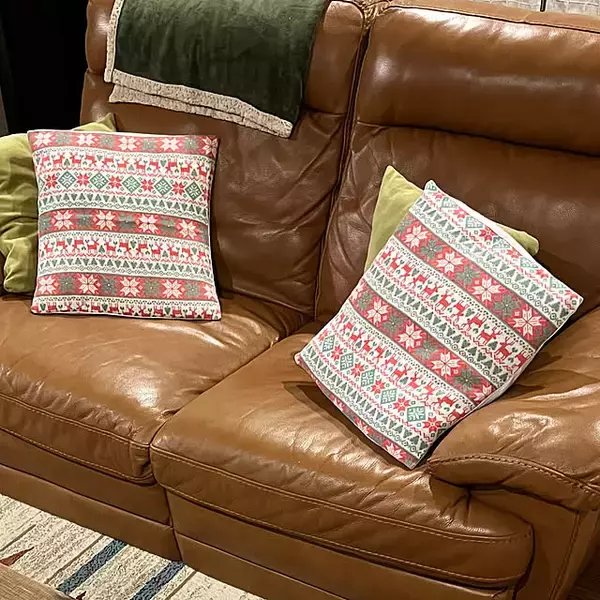 「季節の変わり目や気分転換におすすめ♪セリアのクッションカバーで楽しむ模様替えの実例6選」の画像