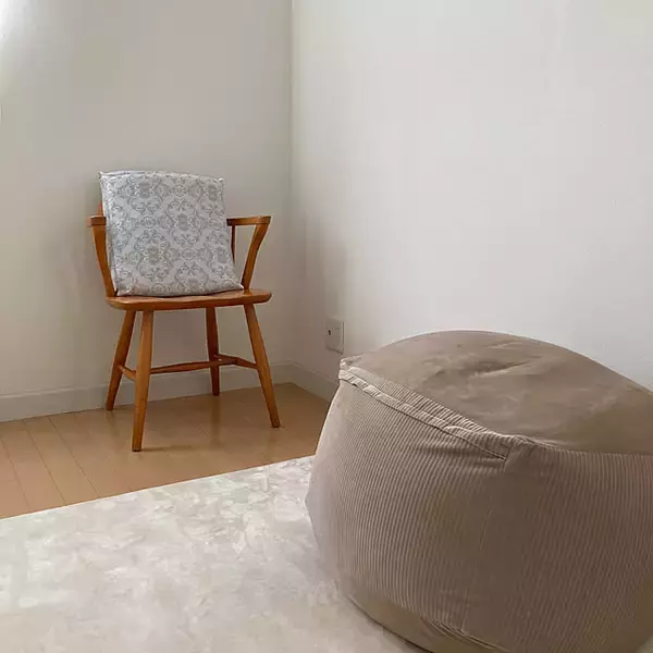 「季節の変わり目や気分転換におすすめ♪セリアのクッションカバーで楽しむ模様替えの実例6選」の画像