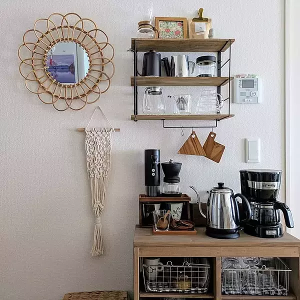 「コーヒータイムがもっと充実する！実用的でディスプレイにもなる、コーヒーグッズの収納アイデア10選」の画像