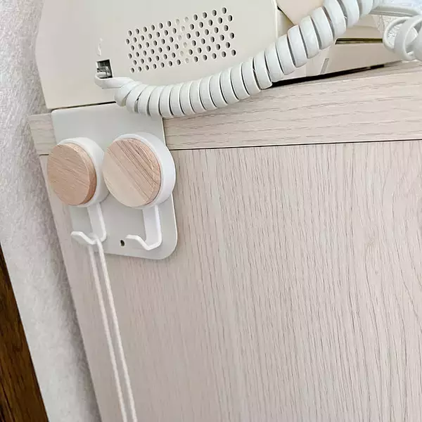 「掛ける収納の定位置づくりに！マグネットやS字、ドアフックなど暮らしが整う100均フック6選」の画像