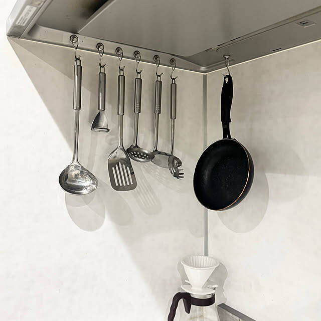 掛ける収納の定位置づくりに！マグネットやS字、ドアフックなど暮らしが整う100均フック6選