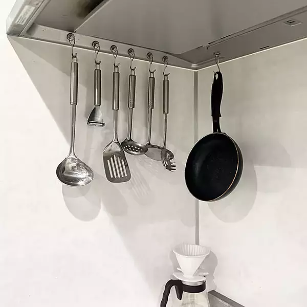 「掛ける収納の定位置づくりに！マグネットやS字、ドアフックなど暮らしが整う100均フック6選」の画像