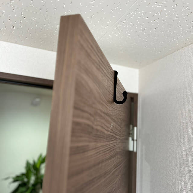 掛ける収納の定位置づくりに！マグネットやS字、ドアフックなど暮らしが整う100均フック6選