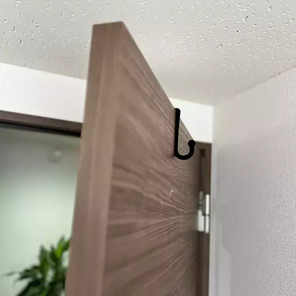 「掛ける収納の定位置づくりに！マグネットやS字、ドアフックなど暮らしが整う100均フック6選」の画像