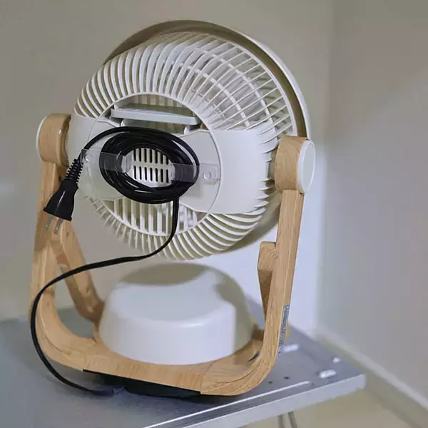 「掛ける収納の定位置づくりに！マグネットやS字、ドアフックなど暮らしが整う100均フック6選」の画像