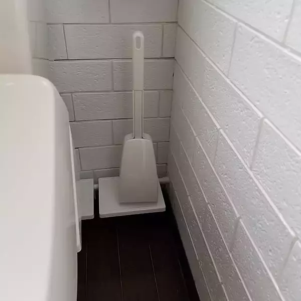 ミニマルで見た目がすっきり！使いやすいトイレブラシの置き方アイデア6選