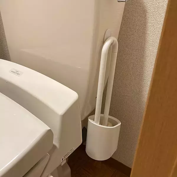 「ミニマルで見た目がすっきり！使いやすいトイレブラシの置き方アイデア6選」の画像