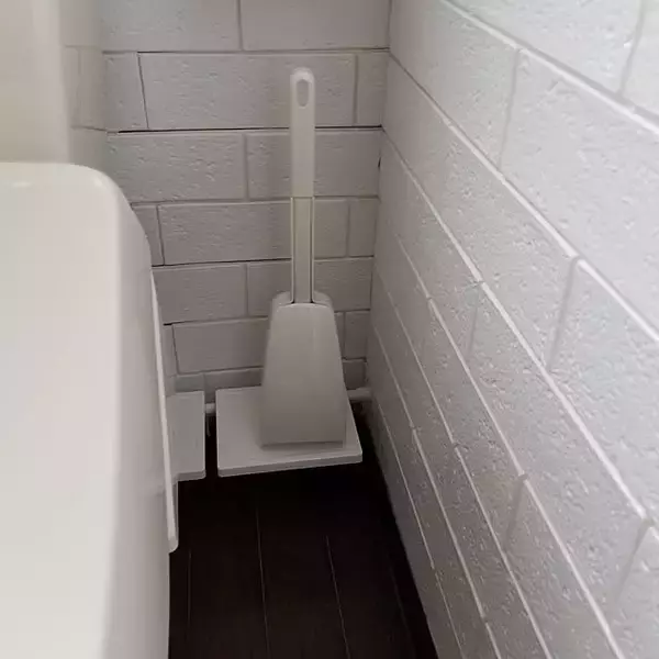 「ミニマルで見た目がすっきり！使いやすいトイレブラシの置き方アイデア6選」の画像