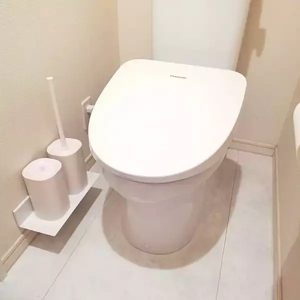 「ミニマルで見た目がすっきり！使いやすいトイレブラシの置き方アイデア6選」の画像