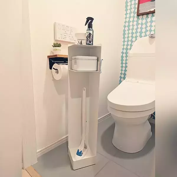 「ミニマルで見た目がすっきり！使いやすいトイレブラシの置き方アイデア6選」の画像