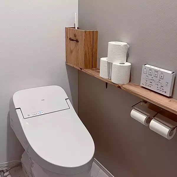 「ミニマルで見た目がすっきり！使いやすいトイレブラシの置き方アイデア6選」の画像