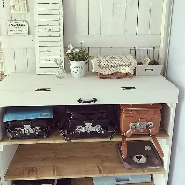 「もう置き場所で悩まない！DIYで解決、使いやすいランドセル置き場」の画像