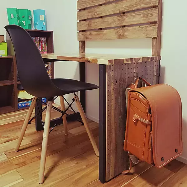 「もう置き場所で悩まない！DIYで解決、使いやすいランドセル置き場」の画像