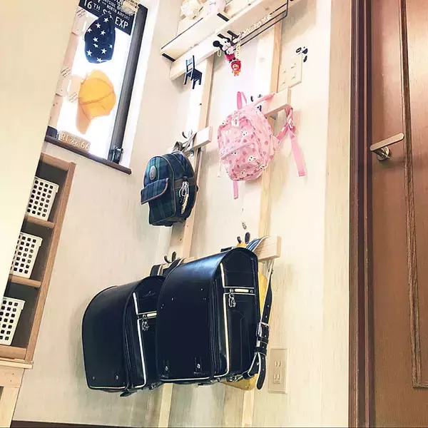 「もう置き場所で悩まない！DIYで解決、使いやすいランドセル置き場」の画像