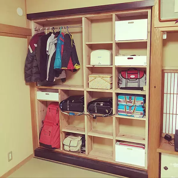 「もう置き場所で悩まない！DIYで解決、使いやすいランドセル置き場」の画像