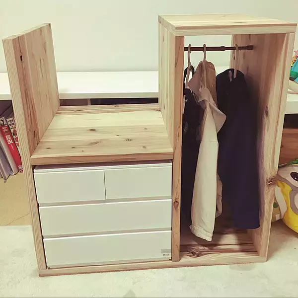 「もう置き場所で悩まない！DIYで解決、使いやすいランドセル置き場」の画像