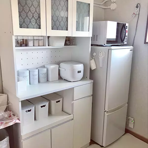 「おうちのガラスを手軽にイメチェン！ダイソーのガラスシートを使ってDIY」の画像