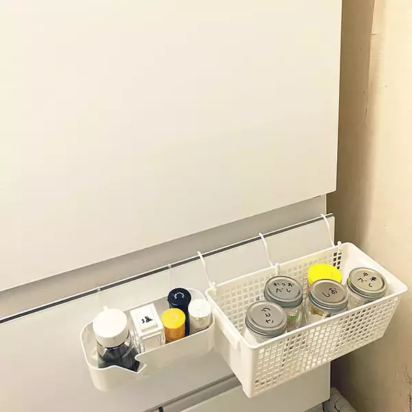 「出し入れがラクで見た目も整う！オープン収納や隠す収納でつくる、調味料収納のアイデア6選」の画像