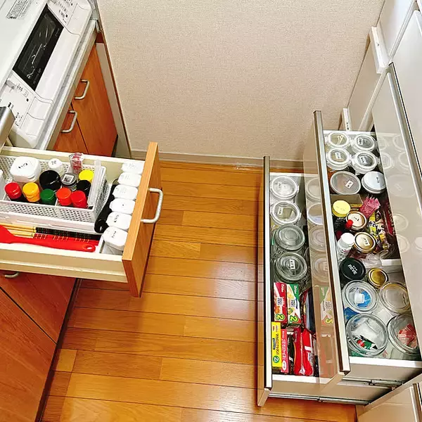 「出し入れがラクで見た目も整う！オープン収納や隠す収納でつくる、調味料収納のアイデア6選」の画像