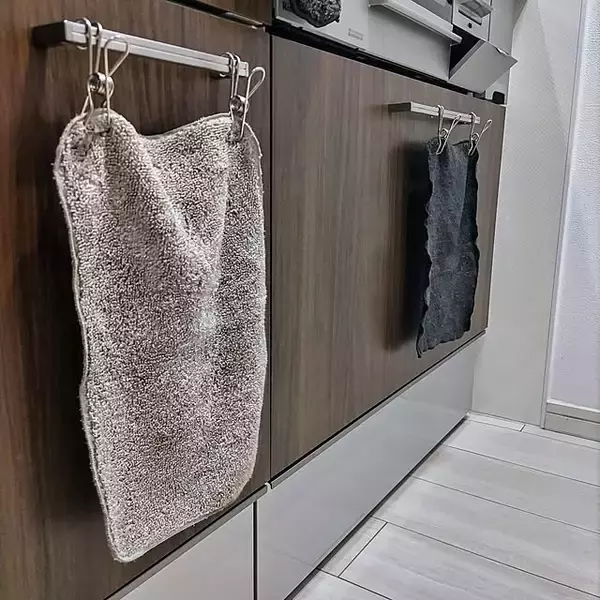 「衛生的で使いやすい！キッチンふきんの一時置き場アイデア6選」の画像