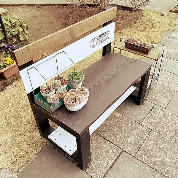 お手製のベンチで彩る、くつろぎ空間。個性豊かなベンチのDIYアイデア集