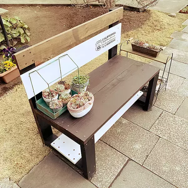 「お手製のベンチで彩る、くつろぎ空間。個性豊かなベンチのDIYアイデア集」の画像