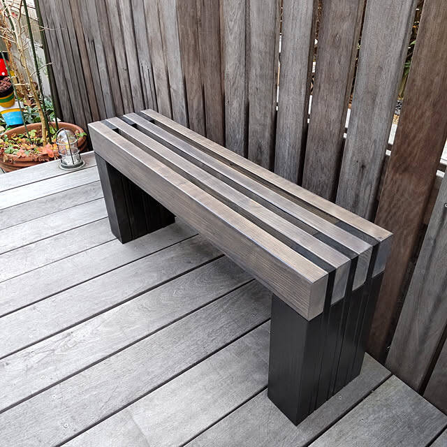 お手製のベンチで彩る、くつろぎ空間。個性豊かなベンチのDIYアイデア集