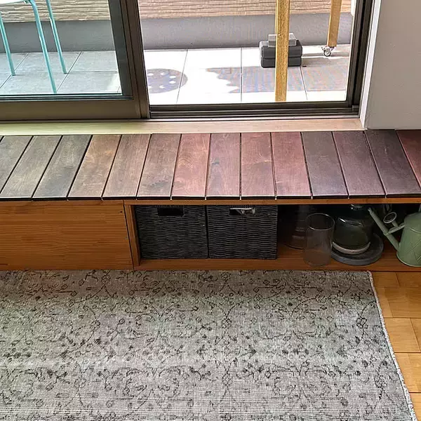 「お手製のベンチで彩る、くつろぎ空間。個性豊かなベンチのDIYアイデア集」の画像