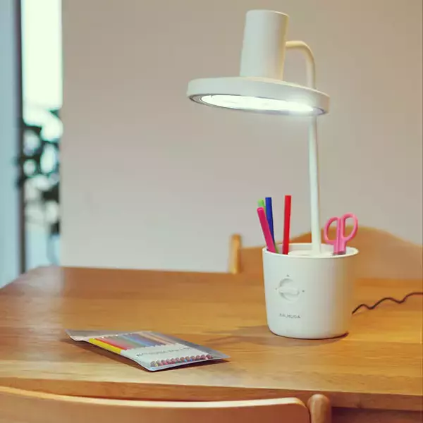 「間接照明にも♪お部屋をやさしく照らすデスクライト・テーブルランプ10選」の画像