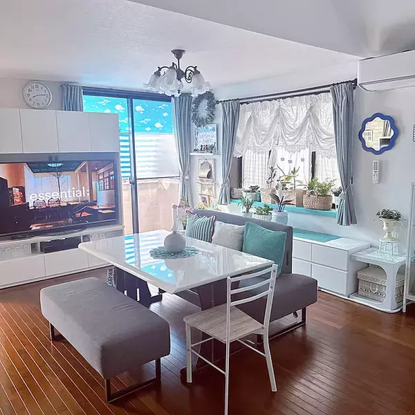 「動線も会話もスムーズになる！ダイニングテーブルの賢い置き方・レイアウトの工夫10選」の画像