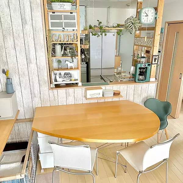 「動線も会話もスムーズになる！ダイニングテーブルの賢い置き方・レイアウトの工夫10選」の画像