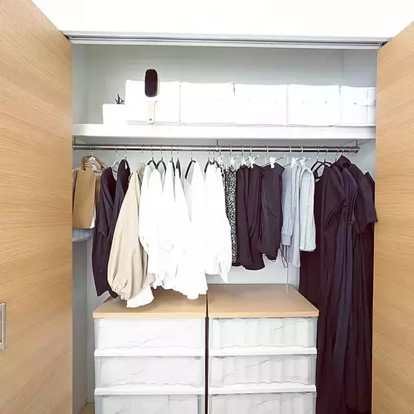 「服を減らして身軽に！衣替えの前に見直したい手放しのコツ」の画像