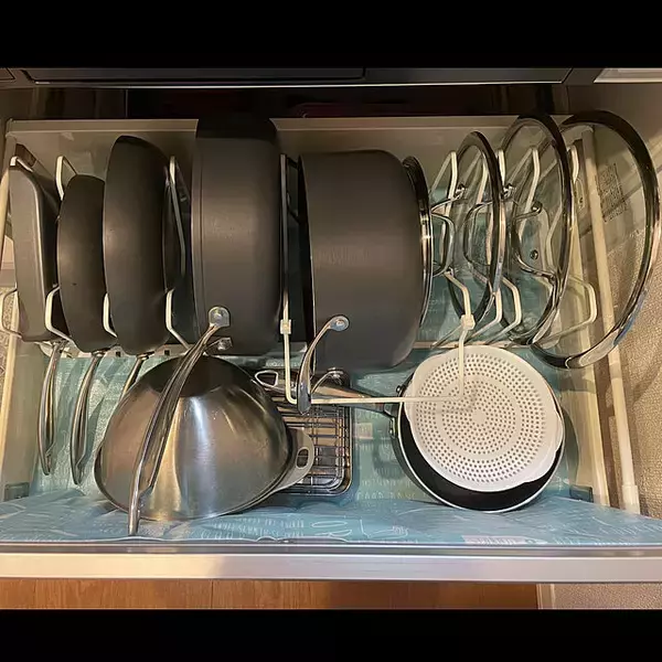 「使いやすく美しくキッチンが整う☆鍋の整理収納アイデア10選」の画像