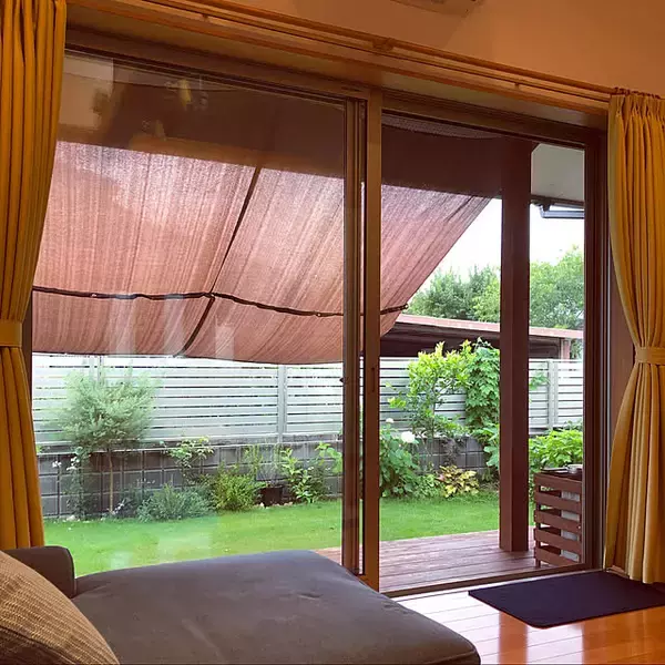 「窓からの日差しが気になる！日除け対策でお部屋を快適にするアイデア7選」の画像