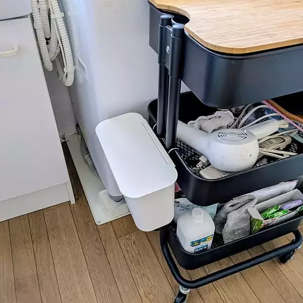 「浮かせて隠してアイデアいろいろ♪暮らしに合わせて選べるゴミ箱の置き方6選」の画像
