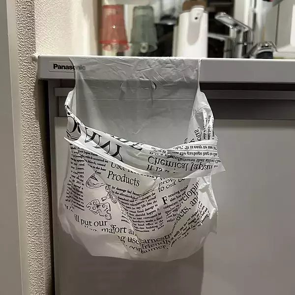 「浮かせて隠してアイデアいろいろ♪暮らしに合わせて選べるゴミ箱の置き方6選」の画像